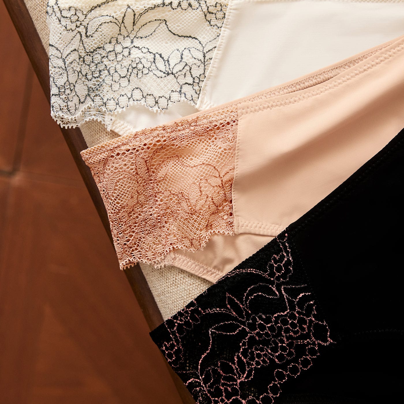 Smooth Lace Thong Ecru Two-Tone - Image 3